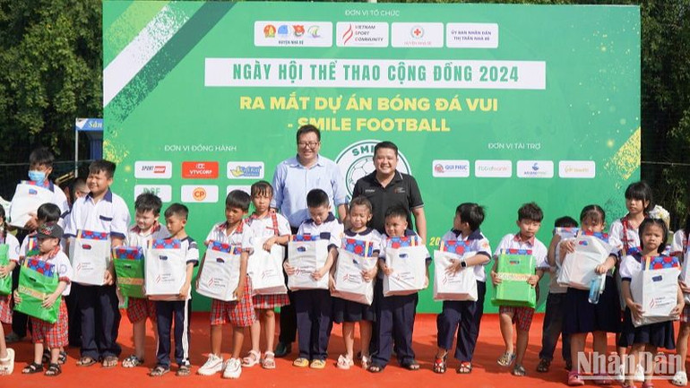 Đại diện các đơn vị tặng quà cho các thiếu nhi tham gia ngày hội. Đại diện các đơn vị tặng quà cho các thiếu nhi tham gia ngày hội.