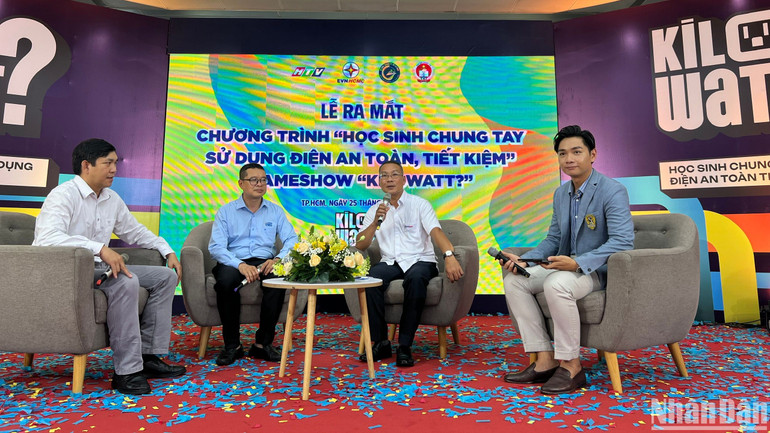 Đại diện các đơn vị trao đổi về các giải pháp tiết kiệm điện tại chương trình.