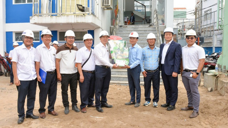 Ông Nguyễn Văn Thanh, Tổng giám đốc EVNHCMC động viên đội ngũ kỹ sư, công nhân của đơn vị thi công tại TBA 110/24kV Hỏa Xa.