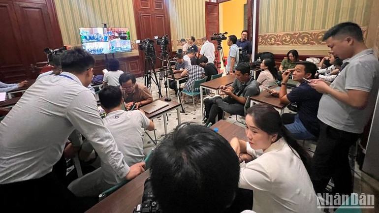 Các cơ quan thông tấn báo chí theo dõi, đưa tin phiên xét xử.