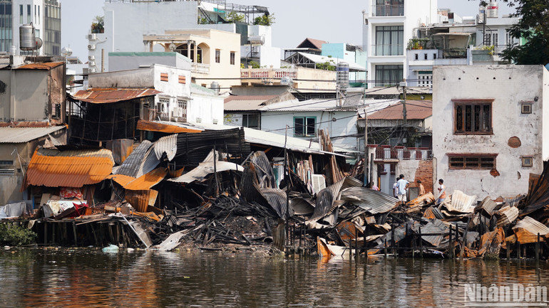 Hiện trường vụ cháy ven kênh Tàu Hủ.