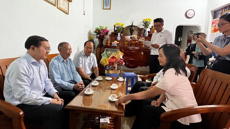 Lãnh đạo Thành phố Hồ Chí Minh thăm, tặng quà một gia đình chính sách tại huyện Côn Đảo
