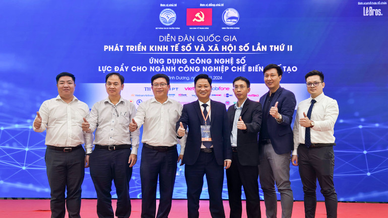 Phó Tổng Giám đốc EVNHCMC Luân Quốc Hưng (ngoài cùng bên trái) cùng các đại biểu dự Diễn đàn. Phó Tổng Giám đốc EVNHCMC Luân Quốc Hưng (ngoài cùng bên trái) cùng các đại biểu dự Diễn đàn.