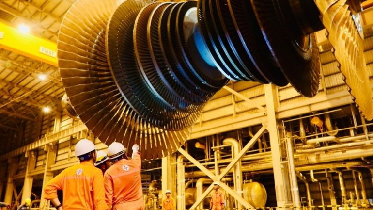 Đội ngũ kỹ thuật EPS thực hiện công tác tháo rotor turbine hạ áp. Đội ngũ kỹ thuật EPS thực hiện công tác tháo rotor turbine hạ áp.