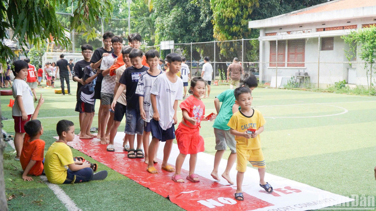 Trẻ em tham gia các hoạt động vui chơi ngoài trời. Trẻ em tham gia các hoạt động vui chơi ngoài trời.