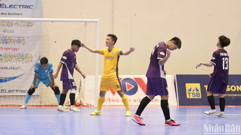 Các cầu thủ Sanvinest Khánh Hoà ăn mừng chiến thắng trước đối thủ ở vòng 9