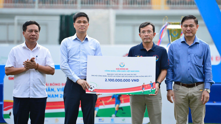 Ban tổ chức trao số tiền 2,1 tỷ đồng ủng hộ đồng bào miền bắc bị lũ lụt, thiên tai.