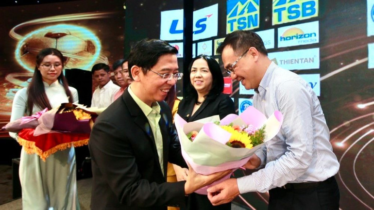 Ban Tổ chức tặng hoa các đơn vị đồng hành cùng chương trình.