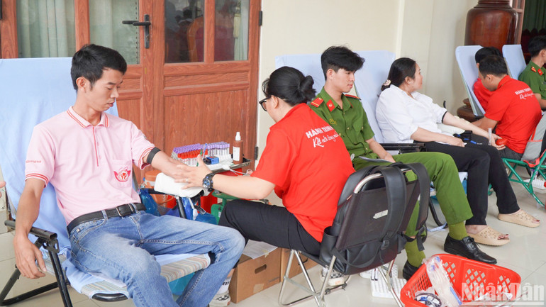 Đông đảo các tầng lớp nhân dân tham gia hiến máu tại chương trình.