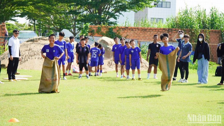 Trẻ em thích thú với trò chơi thi nhảy bao bố. Trẻ em thích thú với trò chơi thi nhảy bao bố.