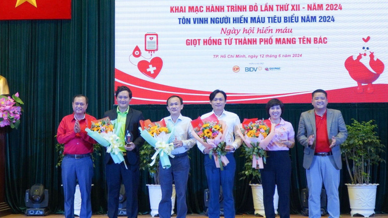 Ban Tổ chức trao hoa và kỷ niệm chương tại chương trình cho các đơn vị đồng hành.