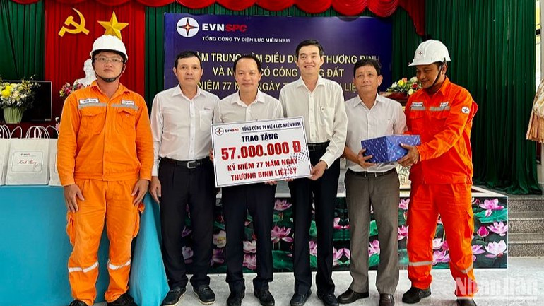 Lãnh đạo, Công đoàn ngành điện miền nam trao kinh phí hỗ trợ đến Trung tâm Điều dưỡng Thương binh và Người có công Long Đất.
