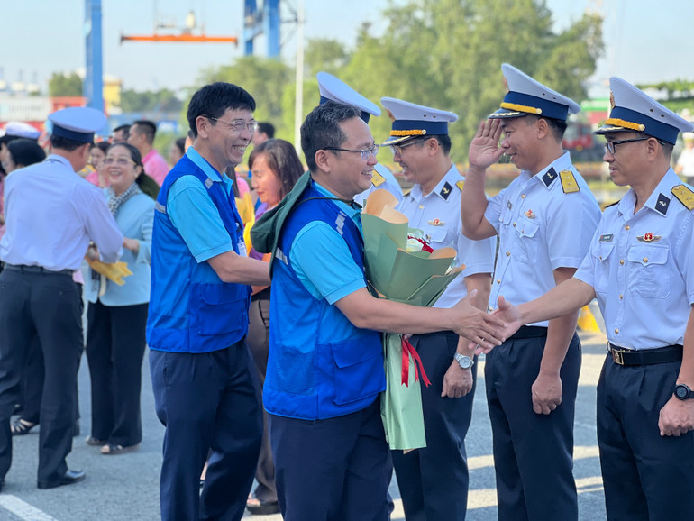 Các đại biểu tạm biệt các cán bộ, chiến sĩ trước giờ lên đường.