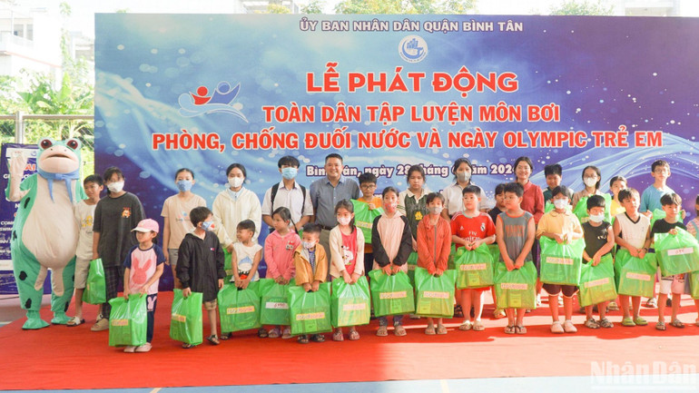 Các đơn vị tổ chức trao quà cho các trẻ em có hoàn cảnh khó khăn trên địa bàn.