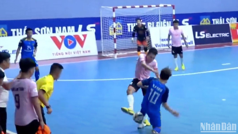 Tình huống dẫn đến chấn thương của đội trưởng Doãn Dũng bên phía Luxury Hạ Long. Tình huống dẫn đến chấn thương của đội trưởng Doãn Dũng bên phía Luxury Hạ Long.