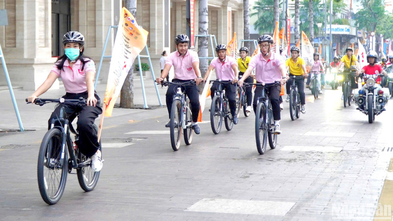 Nhiều người tham gia diễu hành trước giờ diễn ra chương trình