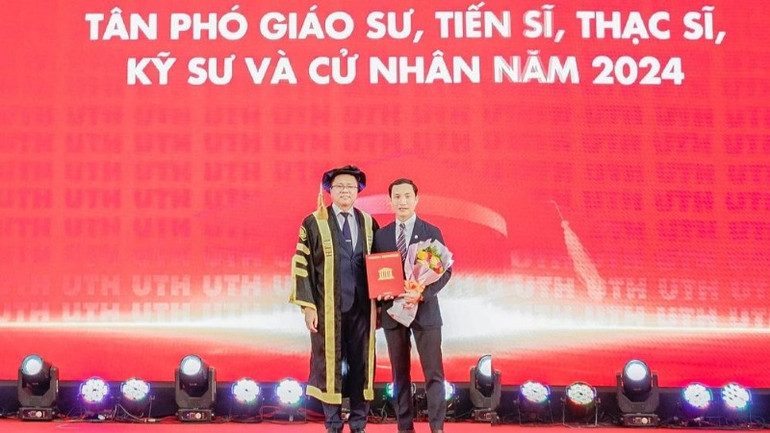 Phó Giáo sư, Tiến sĩ Nguyễn Xuân Phương, Hiệu trưởng UTH trao quyết định và vinh danh Tân Phó Giáo sư Đoàn Văn Đổng. Phó Giáo sư, Tiến sĩ Nguyễn Xuân Phương, Hiệu trưởng UTH trao quyết định và vinh danh Tân Phó Giáo sư Đoàn Văn Đổng.