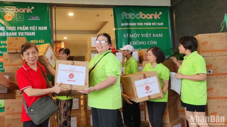 Hệ thống ngân hàng thực phẩm thực hiện hỗ trợ thực phẩm tại Hà Nội trong cơn bão số 3 vừa qua.