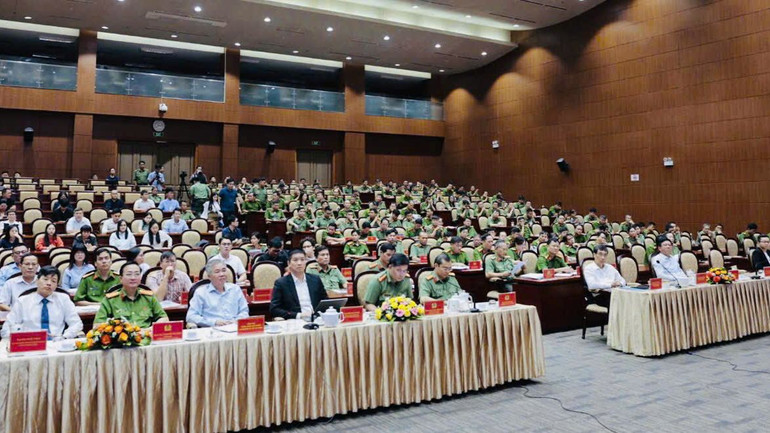 Các chuyên gia, đại biểu dự tọa đàm.