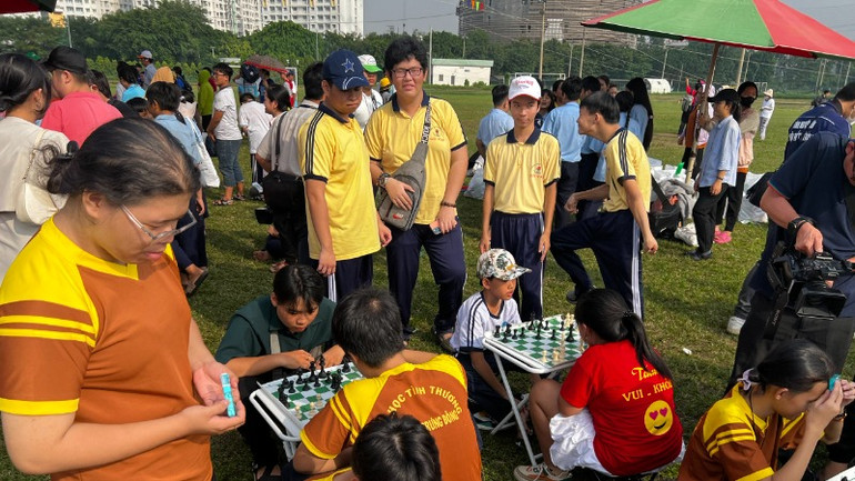 Các em thiếu nhi tham gia thi đấu cờ vua.
