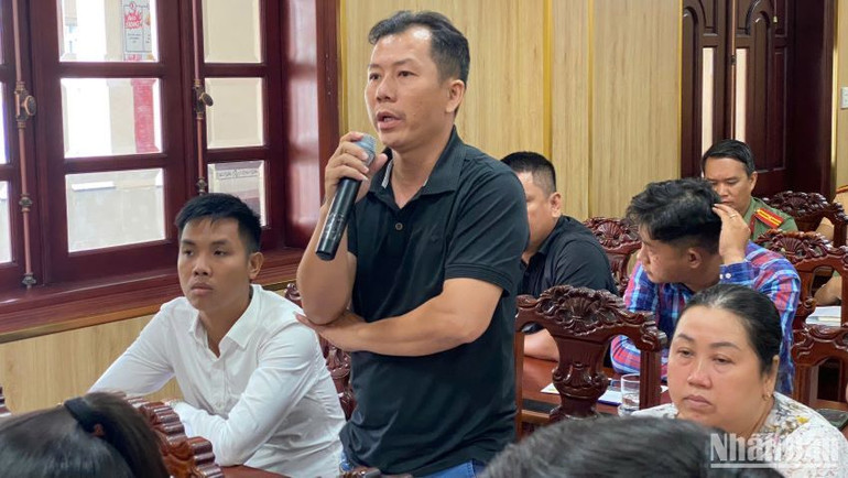 Người dân đặt câu hỏi tại hội nghị.