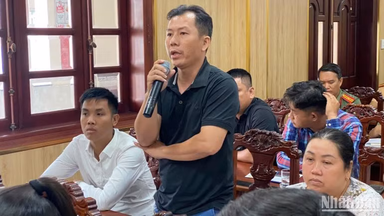 Người dân đặt câu hỏi tại hội nghị.