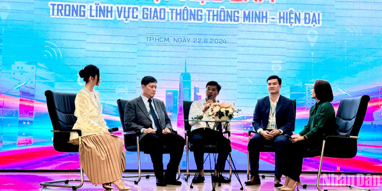 Các diễn giả trao đổi tại toạ đàm "Cơ hội việc làm trong lĩnh vực giao thông thông minh-hiện đại".