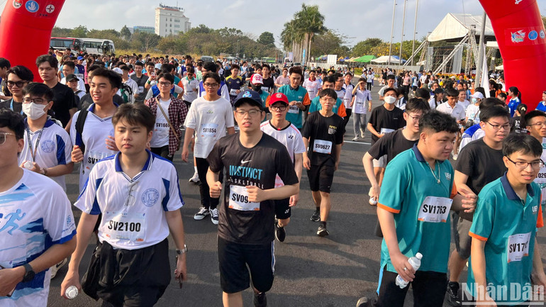 Sinh viên, thanh niên công nhân tại Thành phố Hồ Chí Minh chạy bộ hưởng ứng chiến dịch Giờ Trái đất và tuyên truyền tiết kiệm điện. Sinh viên, thanh niên công nhân tại Thành phố Hồ Chí Minh chạy bộ hưởng ứng chiến dịch Giờ Trái đất và tuyên truyền tiết kiệm điện.