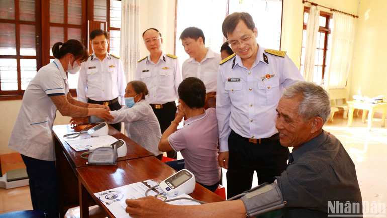 Lãnh đạo các đơn vị thăm hỏi, động viên người dân quá trình thăm, khám bệnh