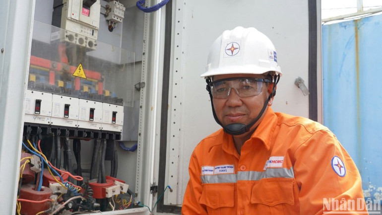 Công nhân Huỳnh Thanh Thuận được đồng nghiệp quý mến xem là "chuyên gia" trong xử lý các vấn đề liên quan đến cáp ngầm.