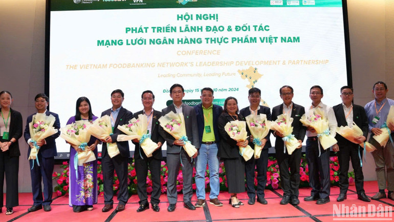 Các thành viên Hội đồng phát triển mạng lưới Ngân hàng thực phẩm Việt Nam. Các thành viên Hội đồng phát triển mạng lưới Ngân hàng thực phẩm Việt Nam.