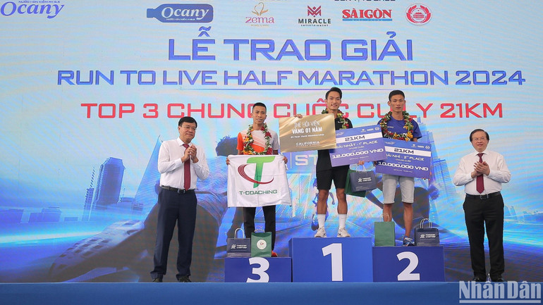 Hoàng Nguyên Thanh (giữa) giành chiến thắng cự ly 21km marathon tại giải chạy Run to Live. Hoàng Nguyên Thanh (giữa) giành chiến thắng cự ly 21km marathon tại giải chạy Run to Live.