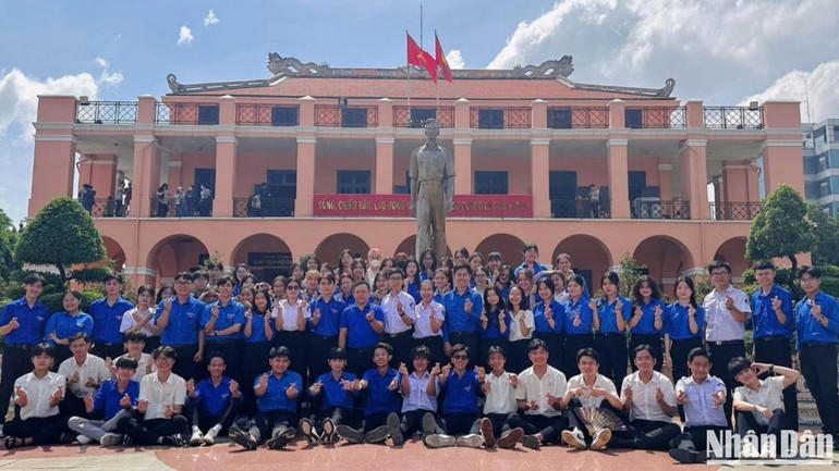 Đảng ủy, Ban Giám hiệu nhà trường luôn quan tâm đến công tác giáo dục chính trị, tu dưỡng đạo đức đối với sinh viên. (Trong ảnh: Sinh viên UTH trong một chuyến về nguồn tại Bảo tàng Hồ Chí Minh, chi nhánh Thành phố Hồ Chí Minh)