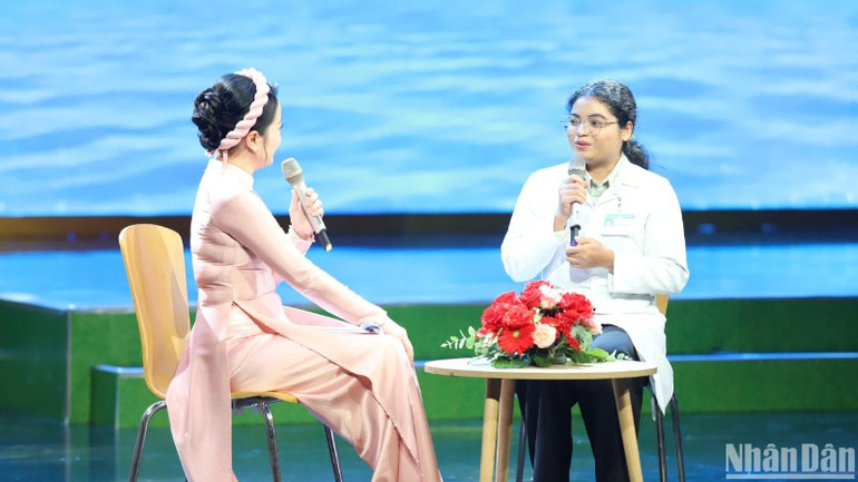 Ban tổ chức giao lưu cùng sinh viên thụ hưởng các dự án của Quỹ Vừ A Dính.