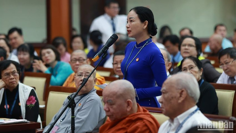 Đại biểu trao đổi ý kiến, thảo luận tại đại hội.