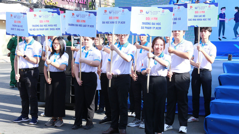 Các đội hình ra quân chương trình "Trí thức khoa học trẻ tình nguyện Thành phố Hồ Chí Minh” lần thứ 15 năm 2024.