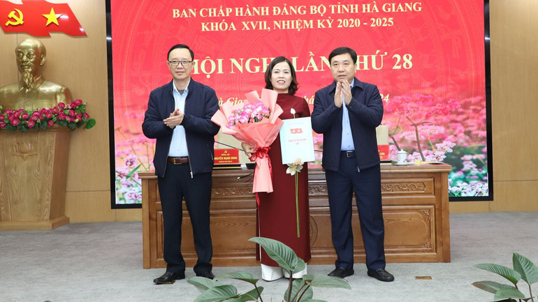 Các đồng chí lãnh đạo tỉnh Hà Giang tặng hoa chúc mừng bà Lý Thị Lan được bầu làm Trưởng Đoàn đại biểu Quốc hội khóa 15, đơn vị tỉnh Hà Giang.