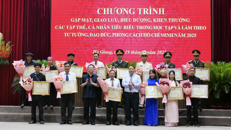 Các đồng chí lãnh đạo tỉnh Hà Giang tặng bằng khen cho các cá nhân tiêu biểu trong học tập và làm theo Bác.