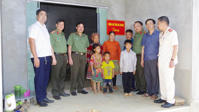 Công an tỉnh Hà Giang trao tặng nhà cho hộ nghèo tại thị trấn Cốc Pài, huyện Xín Mần. Công an tỉnh Hà Giang trao tặng nhà cho hộ nghèo tại thị trấn Cốc Pài, huyện Xín Mần.