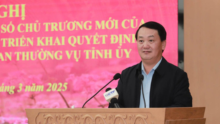 Bí thư Tỉnh ủy Hà Giang Hầu A Lềnh phát biểu tại hội nghị.