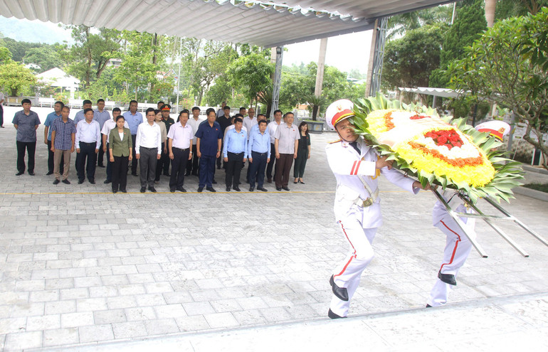 Phó Chủ tịch Quốc hội Trần Quang Phương cùng đoàn giám sát viếng Nghĩa trang liệt sĩ Vị Xuyên.