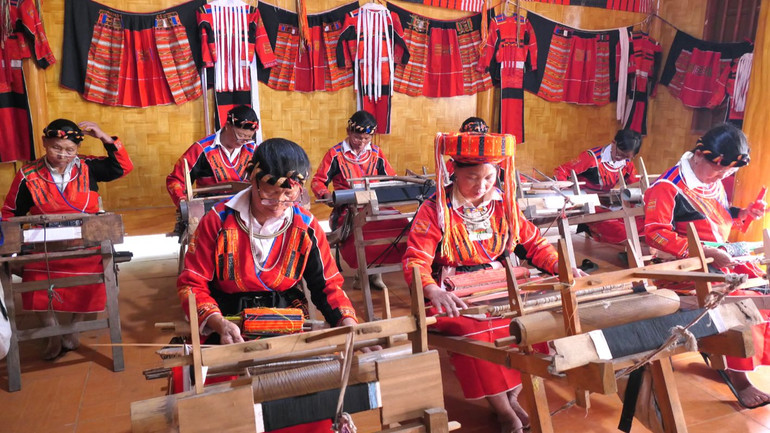 Quan tâm gìn giữ nét văn hóa du lịch để phát triển du lịch, tăng thu nhập cho người dân.