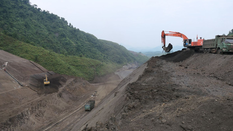 Công ty TNHH 307 Hà Giang huy động tối đa nhân lực, máy móc thi công mở nền đường.
