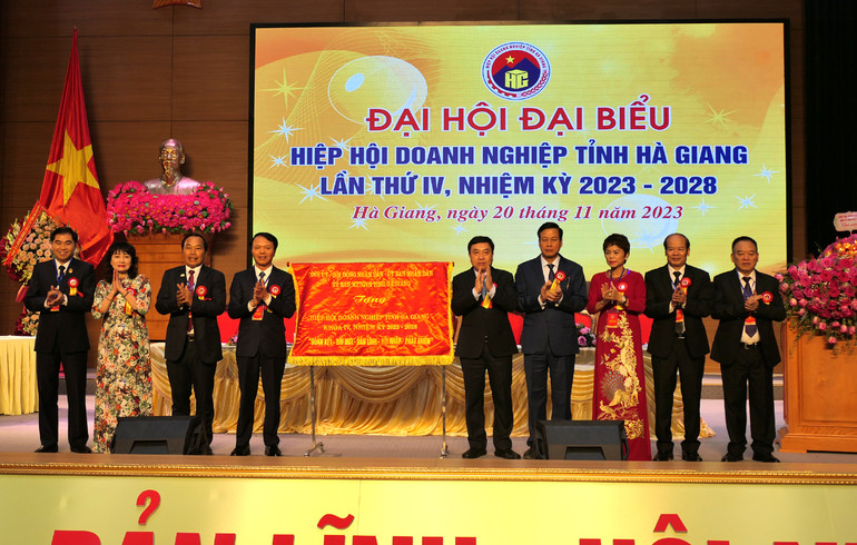 Lãnh đạo tỉnh Hà Giang trao tặng đại hội bức trướng “Đoàn kết- Đổi mới-Bản lĩnh-Hội nhập-Phát triển”.