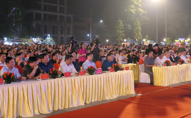 Các đại biểu dự khai mạc không gian trưng bày sản phẩm các tỉnh vùng Đông Bắc.