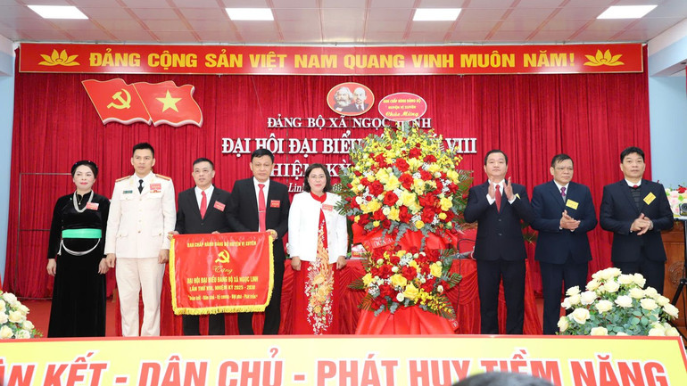 Các đồng chí lãnh đạo huyện Vị Xuyên tặng hoa chúc mừng đại hội.