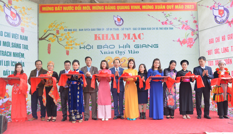 Các đồng chí lãnh đạo tỉnh Hà Giang và các cơ quan báo chí cắt băng khai mạc Hội báo Xuân Hà Giang.