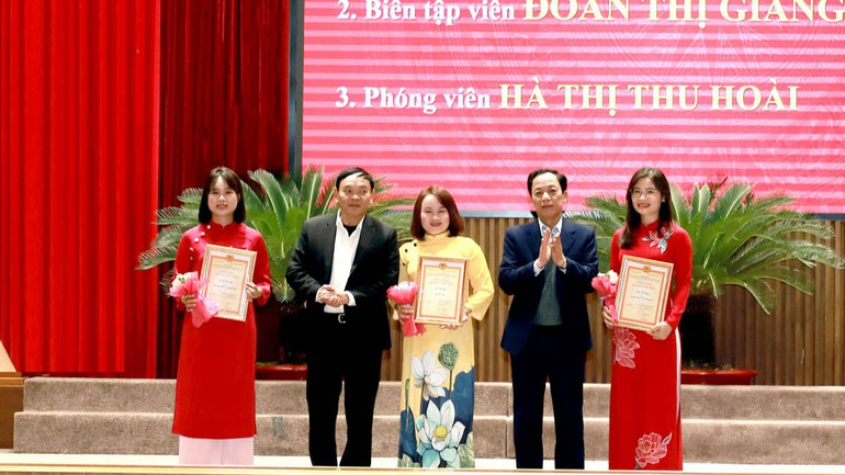 Lãnh đạo tỉnh Hà Giang trao chứng nhận cho 3 nhà báo tiêu biểu có nhiều bài viết về công tác xây dựng Đảng. Lãnh đạo tỉnh Hà Giang trao chứng nhận cho 3 nhà báo tiêu biểu có nhiều bài viết về công tác xây dựng Đảng.