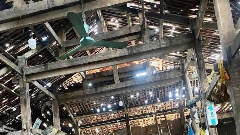 Mưa đá mật độ dầy khiến nhiều nhà dân bị thủng mái.