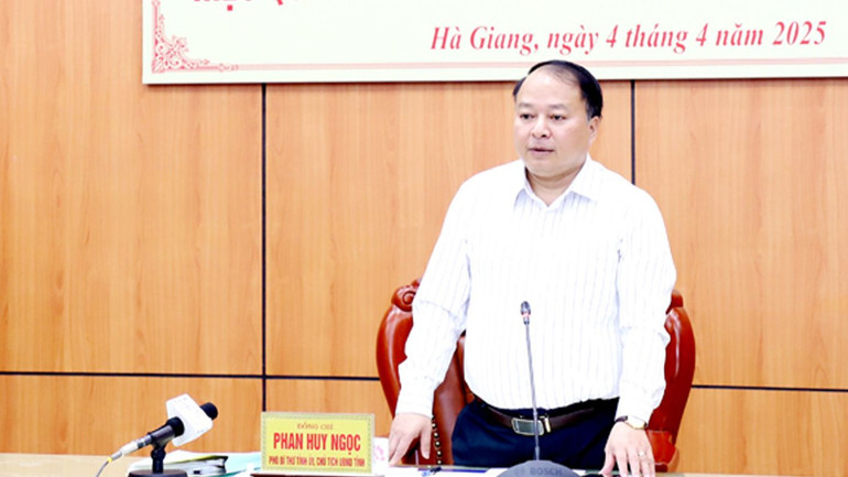 Đồng chí Phan Huy Ngọc, Chủ tịch Ủy ban nhân dân tỉnh Hà Giang phát biểu tại hội nghị. Đồng chí Phan Huy Ngọc, Chủ tịch Ủy ban nhân dân tỉnh Hà Giang phát biểu tại hội nghị.